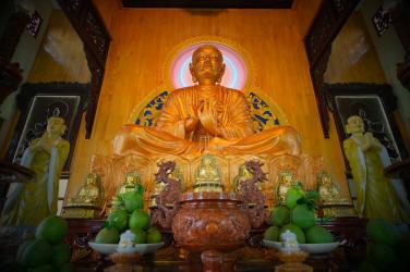 Không nên thờ Phật ở chung cư, hãy lạy Phật... trên trời?