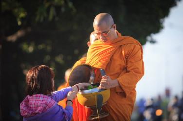 Gặp vị sư khất thực, Phật tử phải làm sao cho đúng?