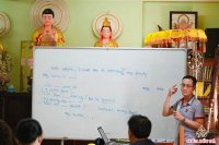 Hình ảnh buổi học đầu tiên của Lớp tiếng Anh cơ bản miễn phí tại Chùa Bửu Đà