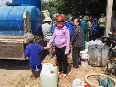 Mua nước đóng bình cứu trợ vùng hạn mặn Tiền Giang