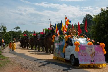 Đắk Lắk: Voi Tây Nguyên rước Phật về buôn làng