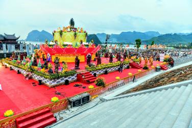 Hà Nam: Lễ Tắm Phật, thả bổ câu, bong bóng cầu nguyện hòa bình, quốc thái dân an