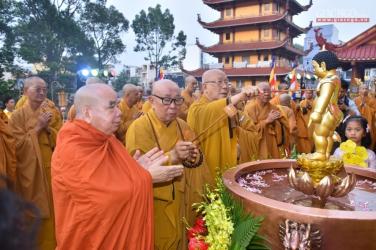 Tăng Ni, Phật tử TP.HCM cử hành lễ Mộc dục truyền thống