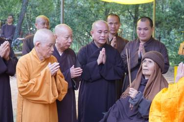 Thiền sư Nhất Hạnh dự lễ cất nóc chánh điện chùa Từ Hiếu