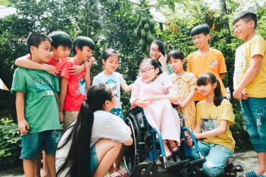 Lớp học 0 đồng của cô gái xương thủy tinh