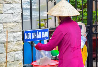 Chùa Bửu Đà: ATM gạo cho người nghèo đi vào hoạt động