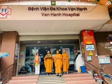 Ban Trị sự quận 10 rước hương linh đồng bào tử vong trong đại dịch Covid-19 về chùa Ấn Quang
