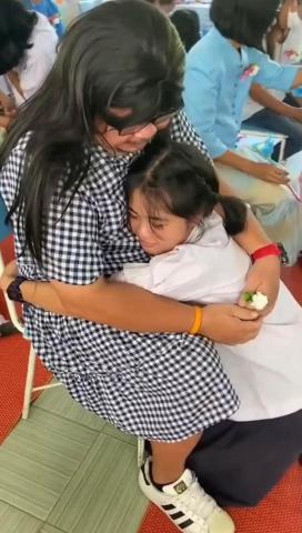 Thương con tủi thân trong ngày của mẹ, bố đơn thân giả nữ xuất hiện ở trường học của con