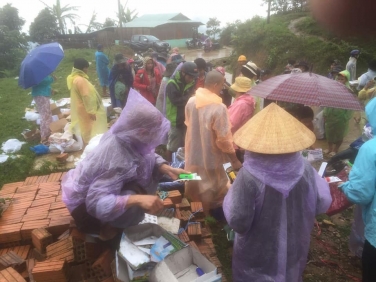 Chùa Bửu Đà cứu trợ lũ lụt miền Trung P.3b: phát 121 phần quà tại Trà Vân - Nam Trà My