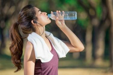 Tại sao nên uống nước khi bụng đói ngay khi thức dậy?