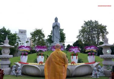 Chùm ảnh: Lễ vía Phật A Di Đà ở chùa Huê Nghiêm, Pháp Võ