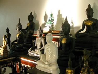 Thờ tượng Phật bị sứt mẻ có sao không?