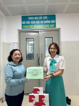 Chùa Bửu Đà: chia sẻ 200 túi hậu môn tạm đến các bé khó khăn.