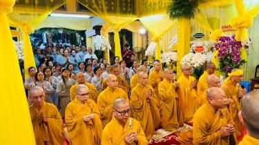 Tăng đoàn và đạo tràng Phật tử đảnh lễ Giâc linh cố Trưởng lão Hòa thượng Viện chủ chùa Bửu Đà đạo hiệu Thích Như Tín tại Tổ đình Hưng Long.