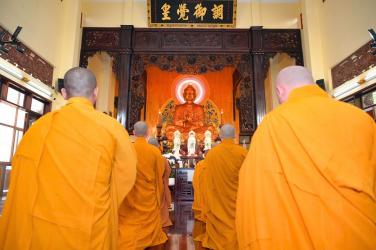 An Cư Kiết Hạ – Nếp Sống Giác Ngộ Giữa Dòng Đời Biến Động