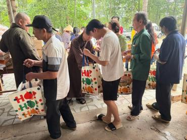 Kính gởi đến quý Phật tử: hình ảnh trao tặng quà ngày thứ hai trong chuỗi thiện sự hướng đến người khó khăn mùa Phật Đản 2026.