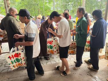 Kính gởi đến quý Phật tử: hình ảnh trao tặng quà ngày thứ hai trong chuỗi thiện sự hướng đến người khó khăn mùa Phật Đản 2026.