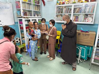 Hình ảnh: Trao tặng 23 phong bì đến các bé hoàn cảnh khó khăn đang điều trị tại khoa UB Bệnh viện Nhi Đồng 2 Thành phố.