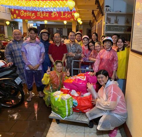 Đêm Mưa Và Những Phần Quà Gửi Gắm Tình Người