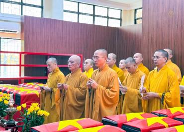 Chùa Bửu Đà (P.Hòa Hưng) dâng hương tưởng niệm anh hùng liệt sĩ tại Công viên Văn hóa Lê Thị Riêng