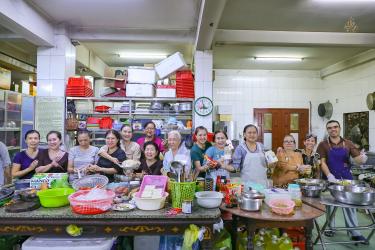 Vẻ Đẹp Từ Những Giọt Mồ Hôi Thầm Lặng Trong Những Ngày Đại Lễ Tại Chùa Bửu Đà