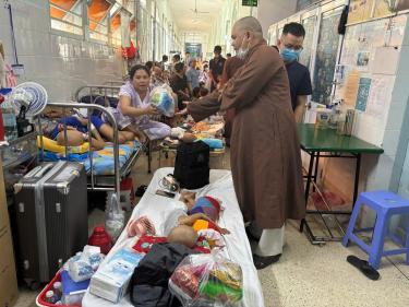 Chùa Bửu Đà: hình ảnh trao tặng quà tại Bệnh viện Nhi Đồng 2 Thành phố