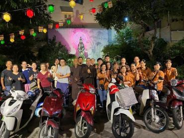 Trao Yêu Thương Trong Đêm Mưa